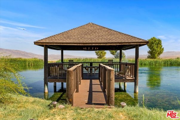 Exterior, Lake