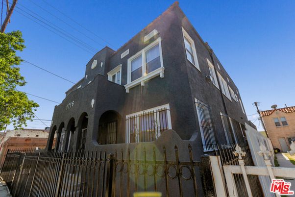 Exterior, Facade, Rowhouse
