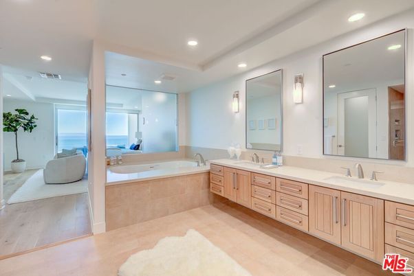 Bathroom, Dual Sink Vanities, Interior, Recessed Lighting, Water