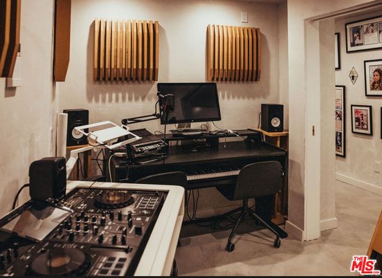 Home Office, Interior