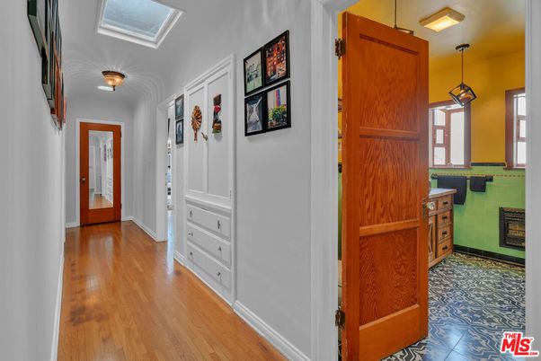 Interior, Pendant Lights, Wood Texture Flooring