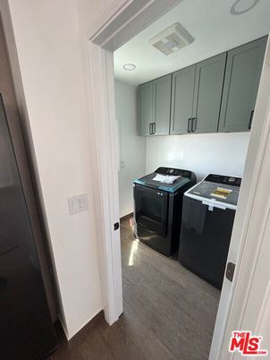 Interior, Recessed Lighting, Washer, Wood Texture Flooring
