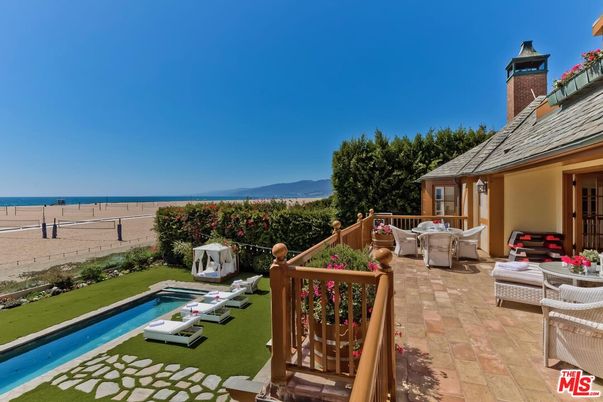 Exterior, Pool, Water