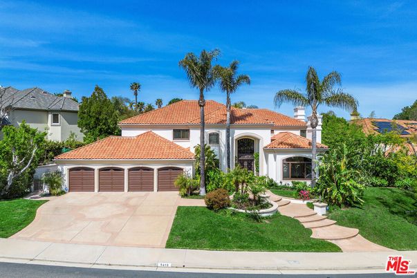 Attached, Exterior, Facade, Mediterranean