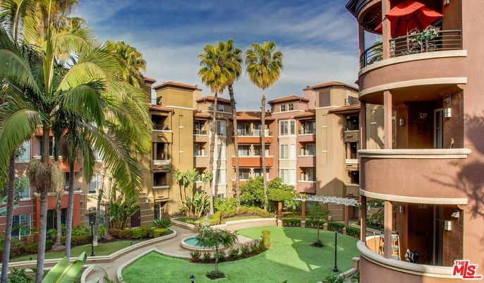 Exterior, Facade, Condo Building