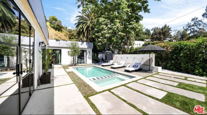 Exterior, Pool