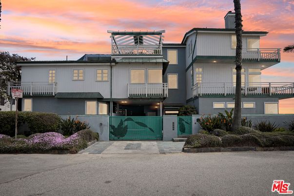 Exterior, Facade, Modern