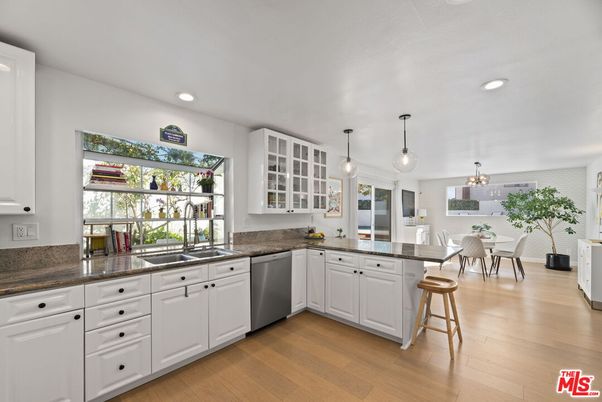 Dining room, Interior, Kitchen, Pendant Lights, Recessed Lighting, Wood Texture Flooring