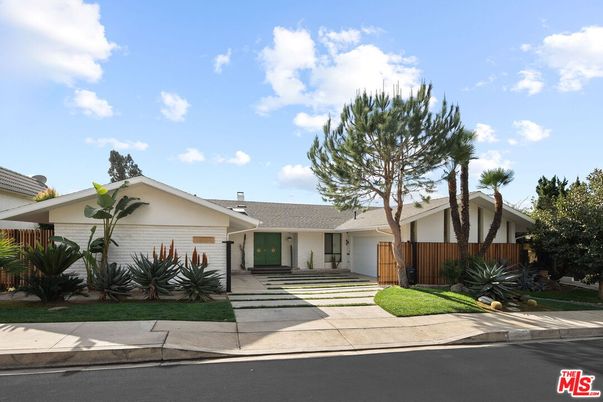 Exterior, Facade, Ranch
