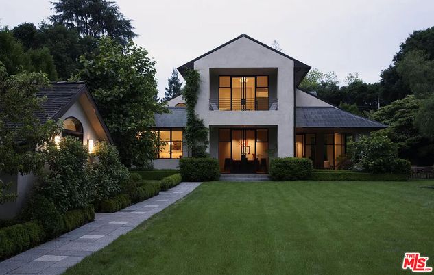 Backyard, Exterior, Facade, Modern