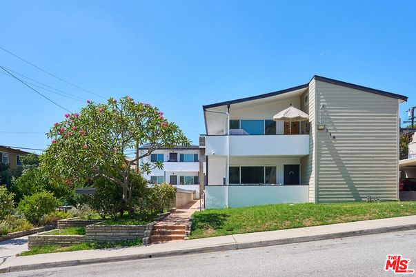 Exterior, Facade, Modern