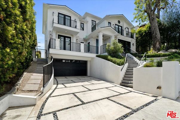 Attached, Exterior, Facade, Rowhouse