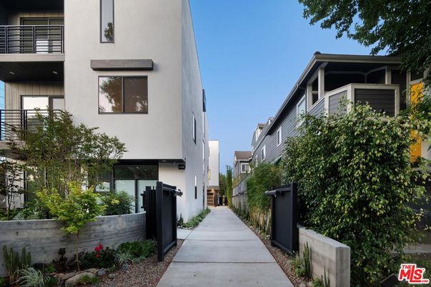 Exterior, Facade, Modern