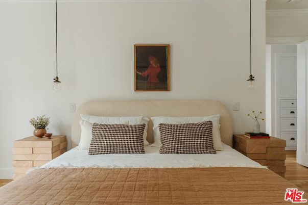 Interior, Pendant Lights, Wood Texture Flooring