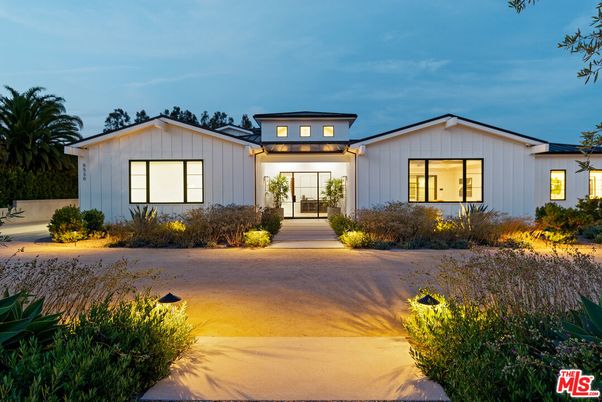 Backyard, Exterior, Facade, Farmhouse