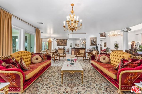 Chandelier, Dining room, Interior, Living room
