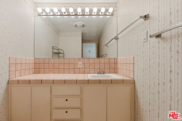 Bathroom, Interior, Tile Countertops