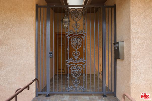 Elevator, Exterior