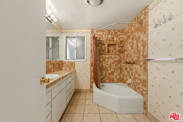 Bathroom, Interior, Tile Countertops