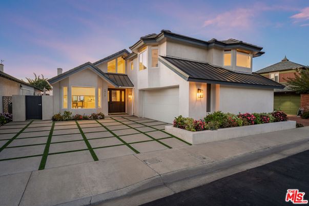 Attached, Exterior, Facade, Modern