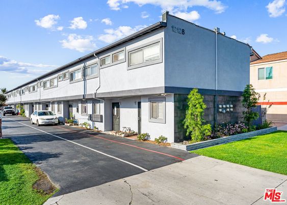 Exterior, Facade, Modern