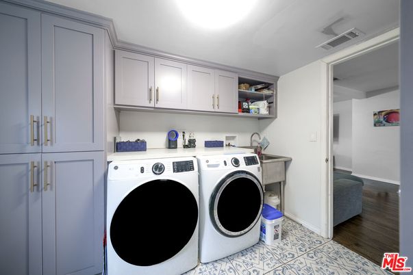 Interior, Washer, Wood Texture Flooring
