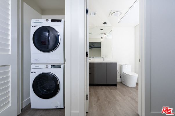 Interior, Utility Closets, Washer, Wood Texture Flooring
