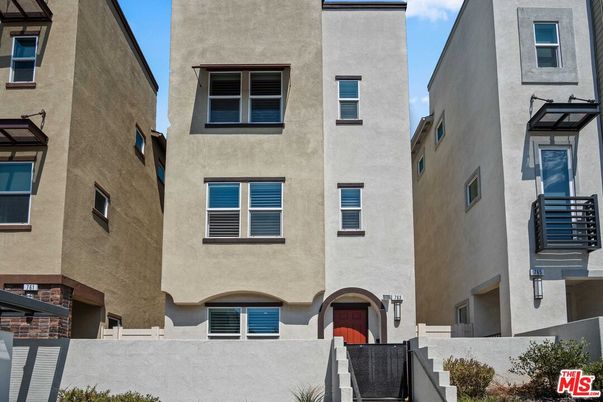 Exterior, Facade, Rowhouse