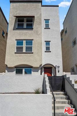 Exterior, Facade, Rowhouse