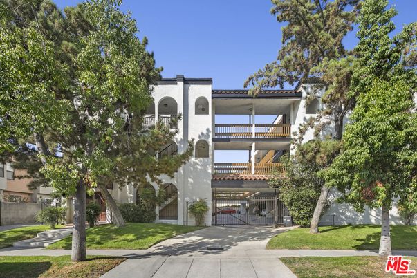Exterior, Facade, Mediterranean
