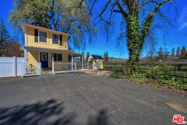 Backyard, Exterior, Facade, Split Level