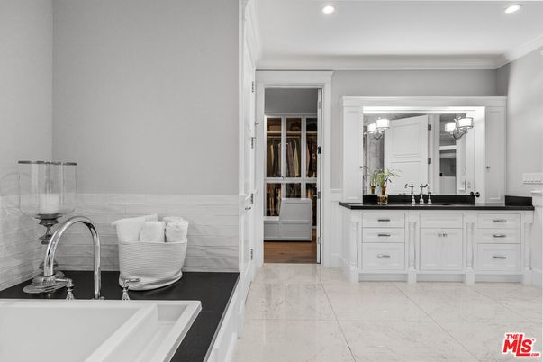 Bathroom, Dual Sink Vanities, Interior, Recessed Lighting