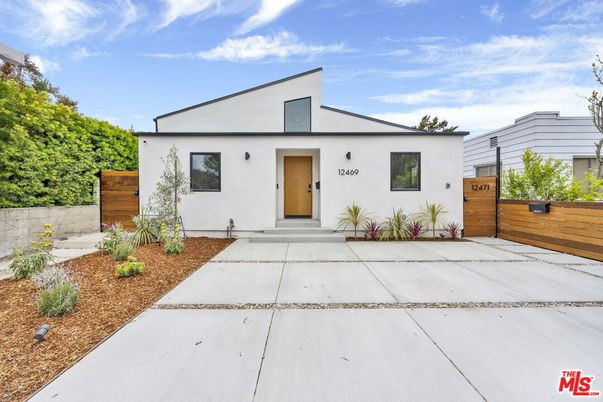 Exterior, Facade, None