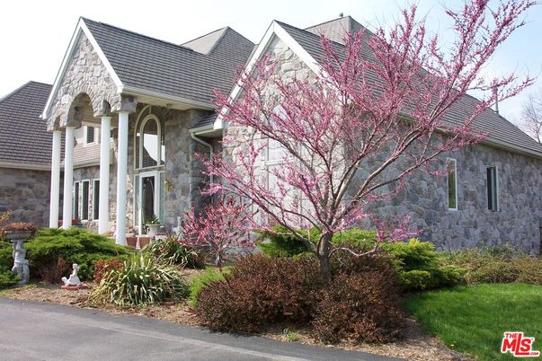 Exterior, Facade, Queen Anne Victorian