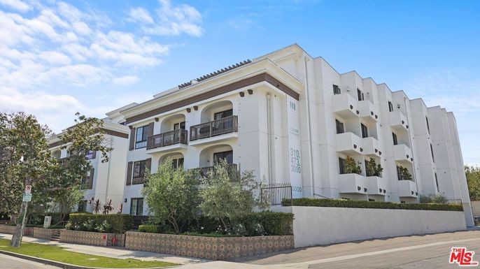 Exterior, Facade, Mediterranean