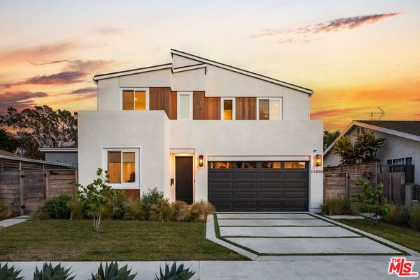 Attached, Exterior, Facade, Modern