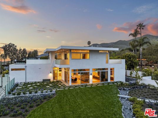 Backyard, Exterior, Facade, Modern