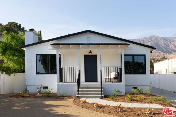 Exterior, Facade, Modern