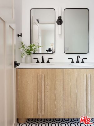 Bathroom, Dual Sink Vanities, Interior