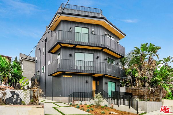Exterior, Facade, Modern