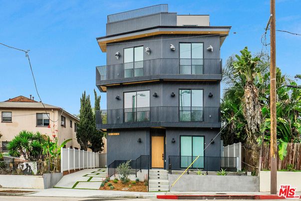 Exterior, Facade, Modern