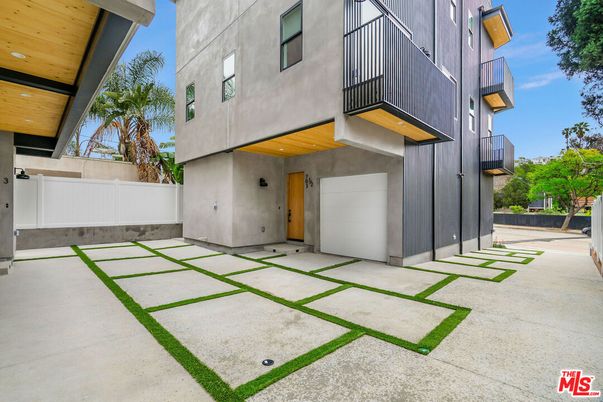 Attached, Exterior, Facade, None