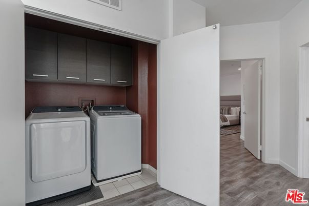 Interior, Washer, Wood Texture Flooring