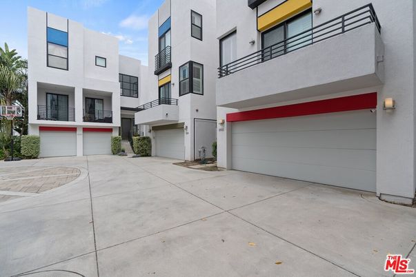Attached, Exterior, Facade, Rowhouse