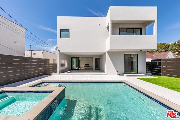 Exterior, Facade, Pool, Modern