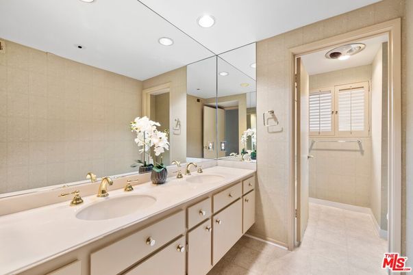 Bathroom, Dual Sink Vanities, Interior, Recessed Lighting