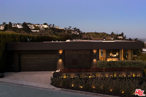 Attached, Exterior, Facade, Modern