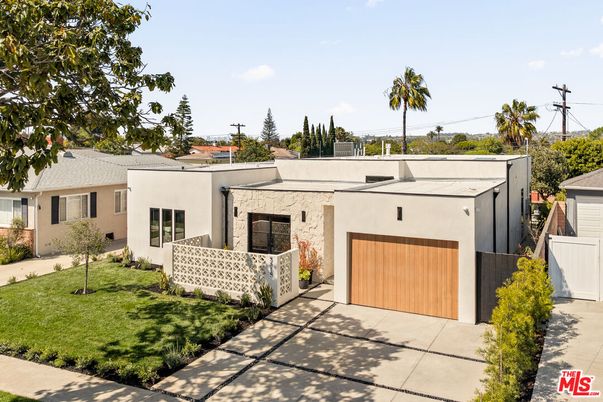 Attached, Exterior, Facade, Modern