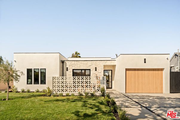 Attached, Backyard, Exterior, Facade, Modern