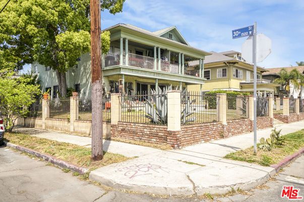 Exterior, Facade, American Foursquare